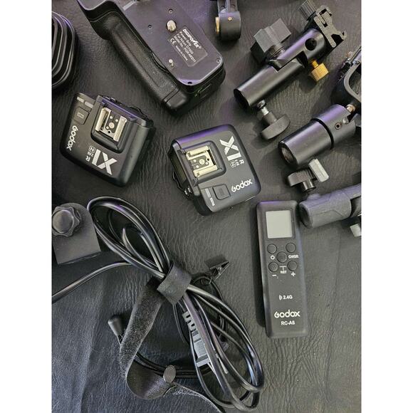 Asonnyc Camera Backpack w/ Godox Triggers, Bracket Mounts, AQool Light Bundle - Picture 3 of 7